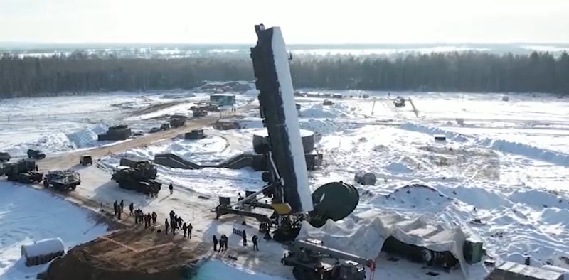 Photo of video | Rusia publică imagini cu încărcarea unei rachete balistice intercontinentale într-un siloz de lansare